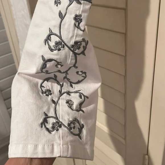 Boston Proper White Jeans with Vine Pattern & Bling 10 NWOT - Picture 2 of 5